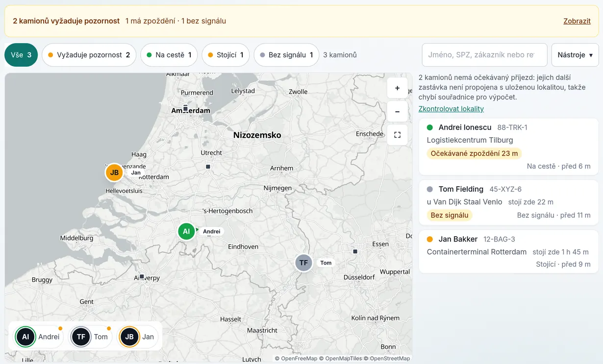 Mapa vozového parku Trajenda: tři kamiony jako značky v Nizozemsku. Andrei je na cestě a zpožďuje se, Jan stojí 1 hodinu 45 minut na kontejnerovém terminálu v Rotterdamu, Tom stojí u Van Dijk Staal ve Venlu a telefon nemá signál.