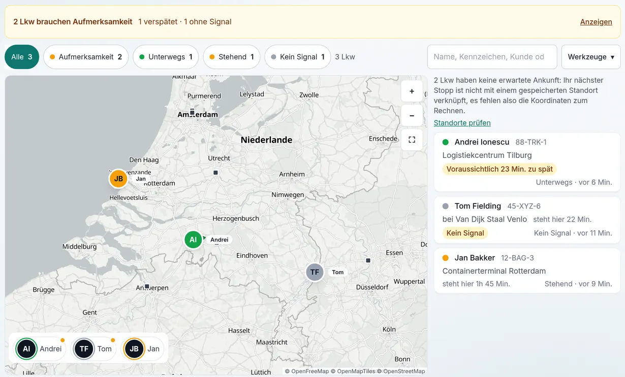 Die Trajenda-Flottenkarte: drei LKW als Markierungen in den Niederlanden. Andrei ist unterwegs und kommt zu spät, Jan steht seit 1 Stunde 45 Minuten am Containerterminal in Rotterdam, Tom steht bei Van Dijk Staal in Venlo und das Telefon hat keinen Empfang.