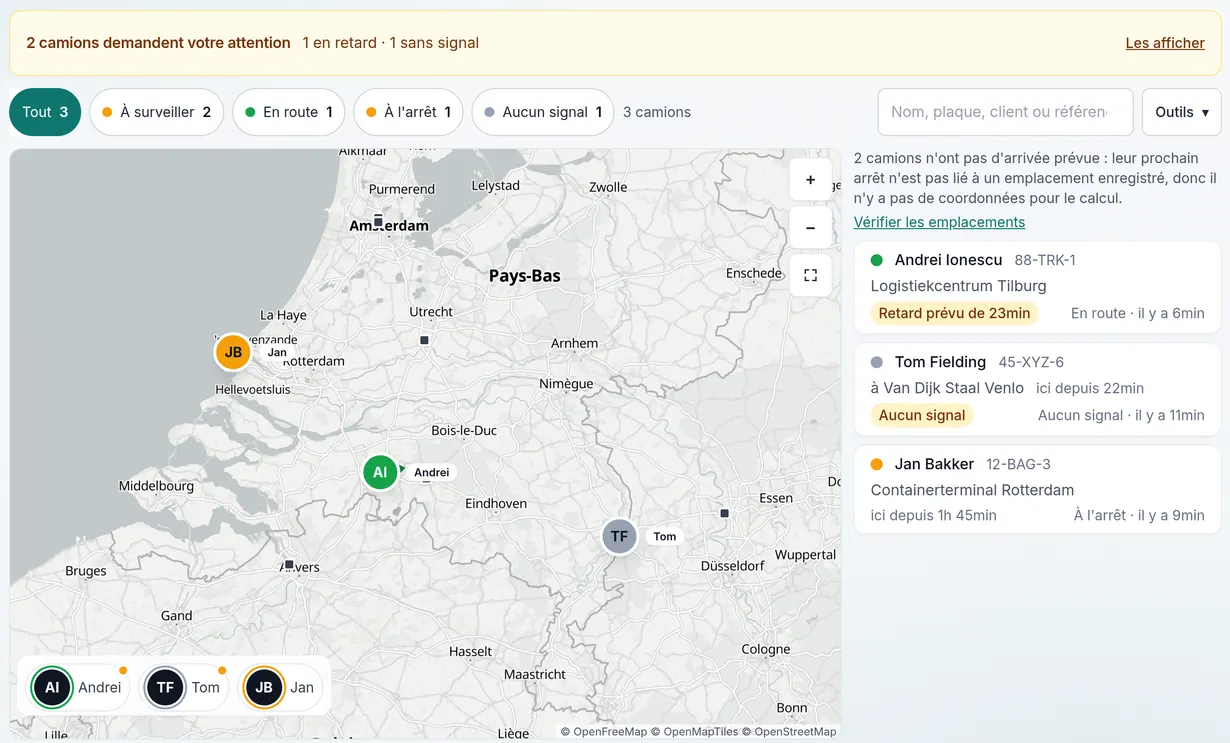 La carte de la flotte Trajenda : trois camions sous forme d'épingles aux Pays-Bas. Andrei est en route et en retard, Jan est à l'arrêt depuis 1 heure 45 minutes au terminal à conteneurs de Rotterdam, Tom est chez Van Dijk Staal à Venlo et le téléphone n'a pas de réseau.