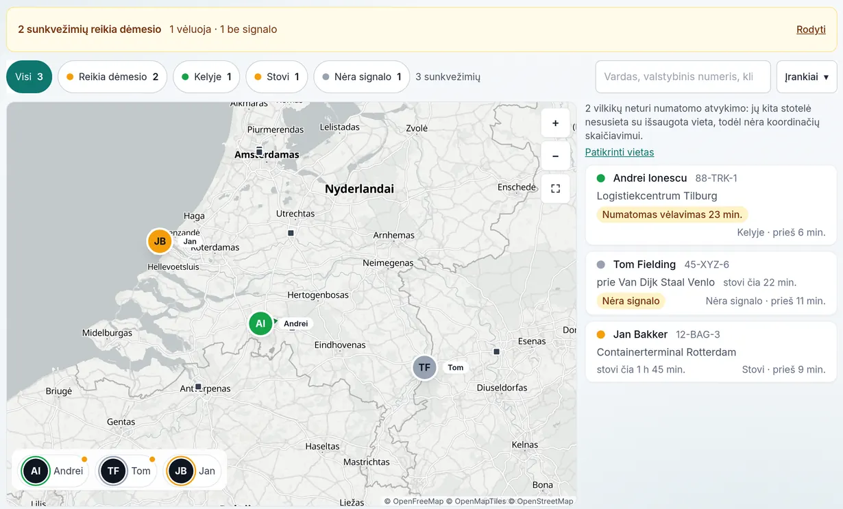 Trajenda autoparko žemėlapis: trys vilkikai kaip žymekliai Nyderlanduose. Andrei yra kelyje ir vėluoja, Jan jau 1 valandą 45 minutes stovi konteinerių terminale Roterdame, Tom stovi prie Van Dijk Staal Venlo mieste, o telefone nėra ryšio.