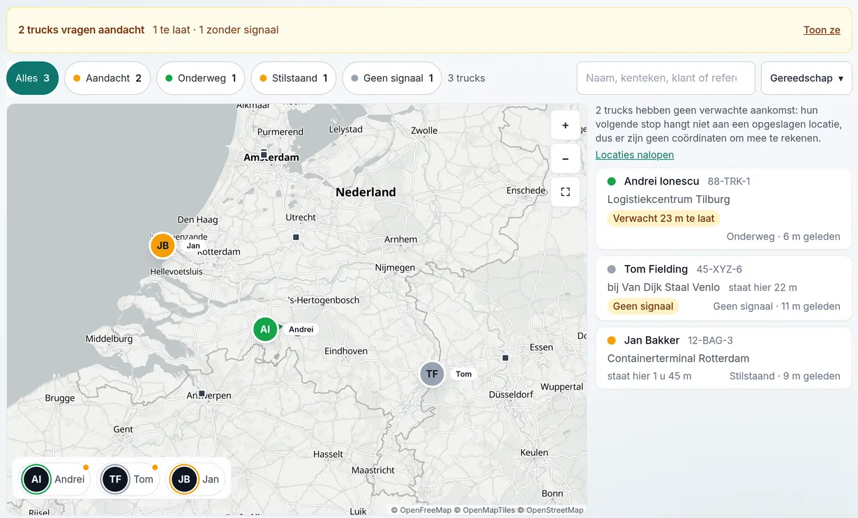 De Trajenda-vlootkaart: drie trucks als spelden in Nederland. Andrei is onderweg en komt te laat, Jan staat al 1 uur 45 minuten bij de containerterminal in Rotterdam, Tom staat bij Van Dijk Staal in Venlo en de telefoon heeft geen bereik.