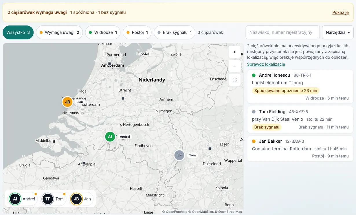 Mapa floty Trajenda: trzy ciężarówki jako pinezki w Holandii. Andrei jest w drodze i się spóźnia, Jan stoi od 1 godziny 45 minut na terminalu kontenerowym w Rotterdamie, Tom stoi u Van Dijk Staal w Venlo i telefon nie ma zasięgu.