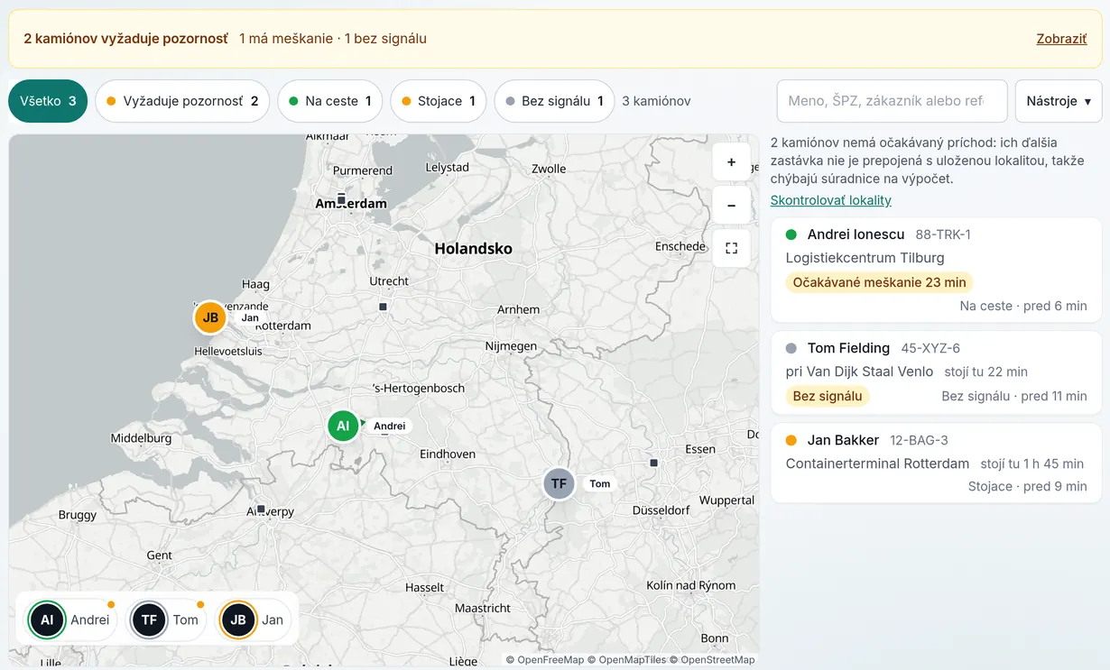 Mapa vozového parku Trajenda: tri kamióny ako značky v Holandsku. Andrei je na ceste a mešká, Jan stojí 1 hodinu 45 minút na kontajnerovom termináli v Rotterdame, Tom stojí pri Van Dijk Staal vo Venlo a telefón nemá signál.